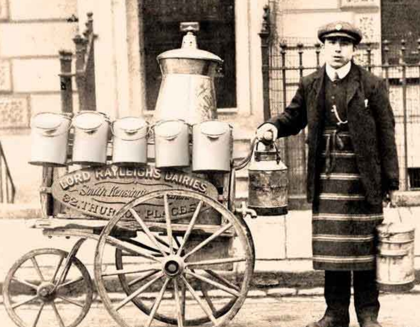 Молоко в старину. Молочник человек 19 век Англия. 1900s London. Молочник профессия. Молочник на Руси.